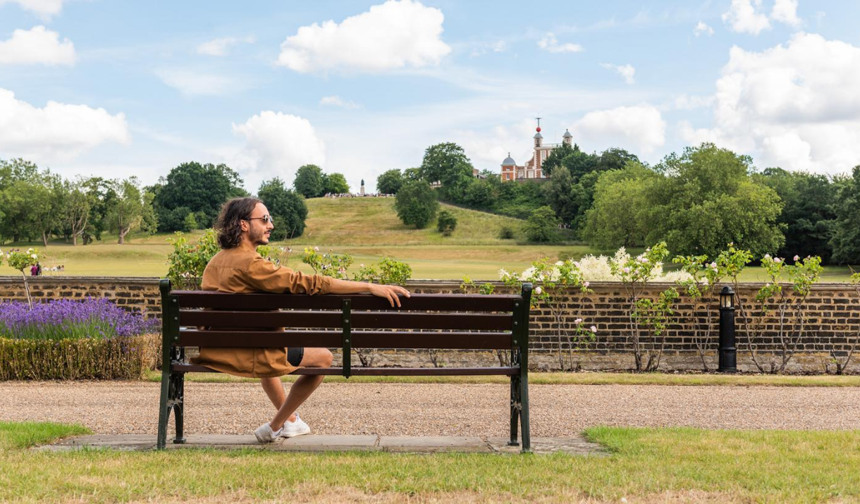 Unmissable - Man admires Greenwich Park